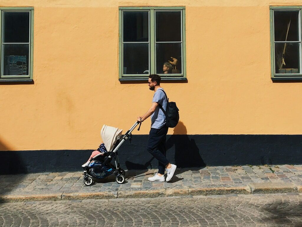 À quelle tribu de parents appartiens-tu ? Les nouveaux types d'éducation 2026 10 jose jovena M70eJ8KGcZs unsplash 1