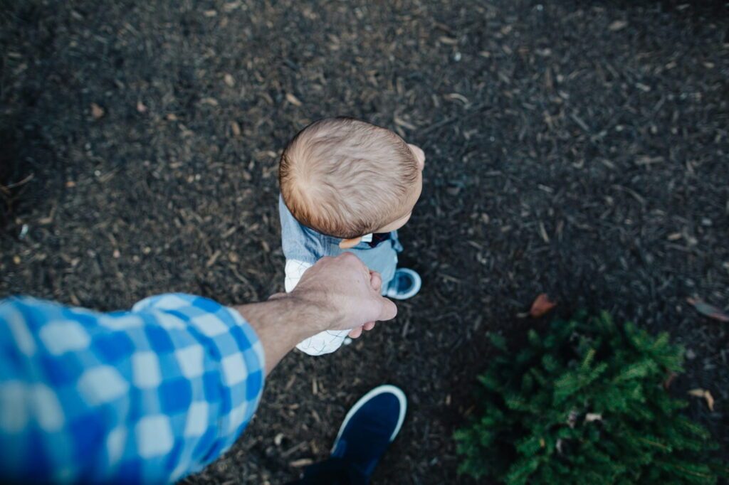 À quelle tribu de parents appartenez-vous ? Les nouveaux types d'éducation 2026 9 yianni mathioudakis OFktFrEbx6M unsplash 1