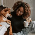 personne avec un chien dans une maison